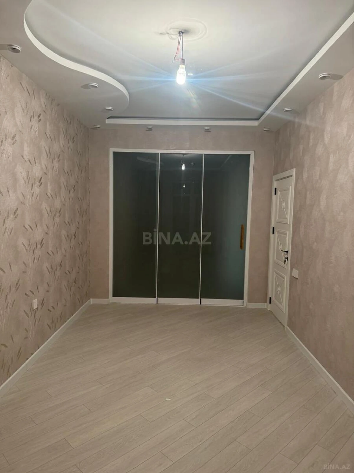 Satılır 4 otaqlı mənzil 142 m²