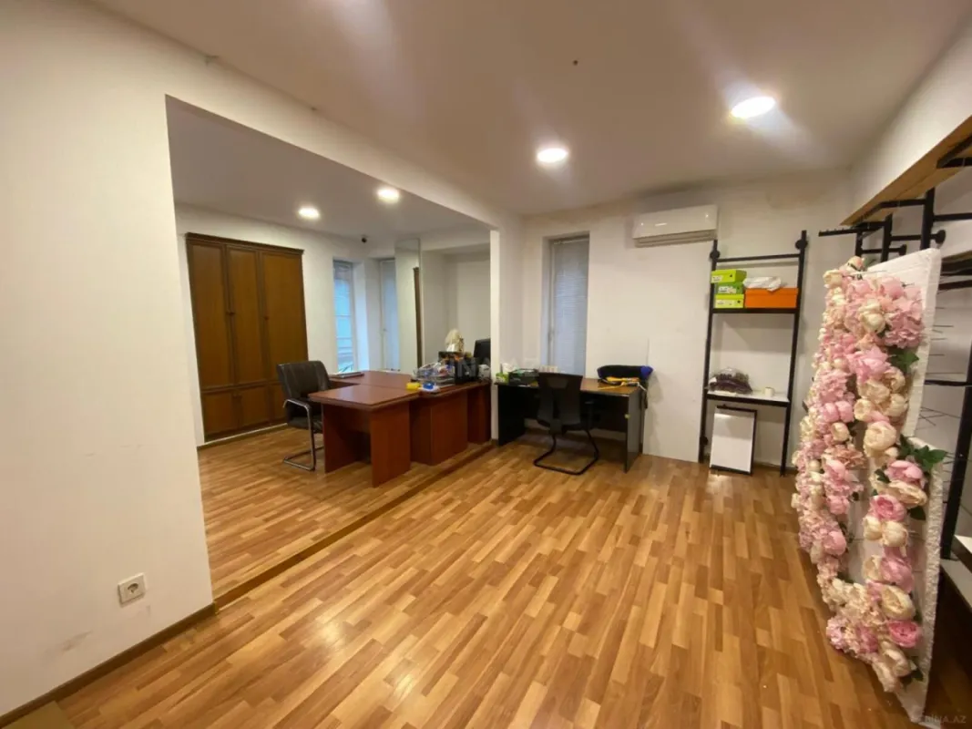 Satılır obyekt 700 m²