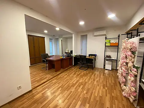 Satılır obyekt 700 m²