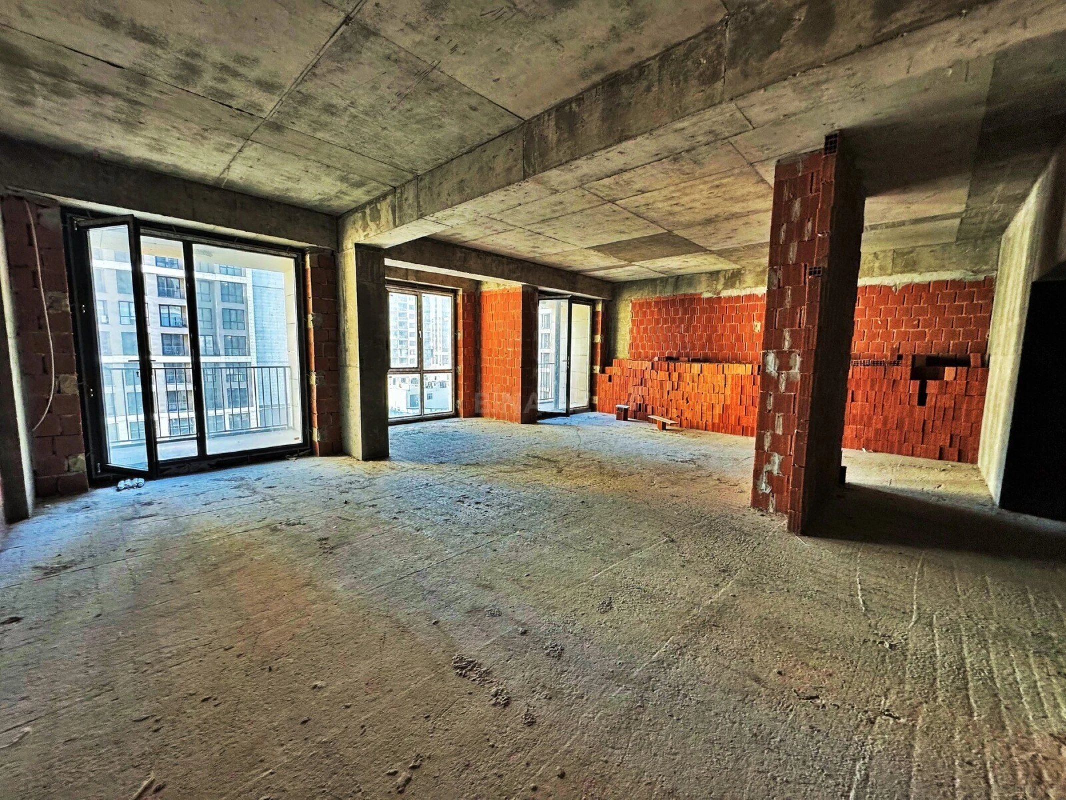 Satılır 4 otaqlı mənzil 172.8 m²