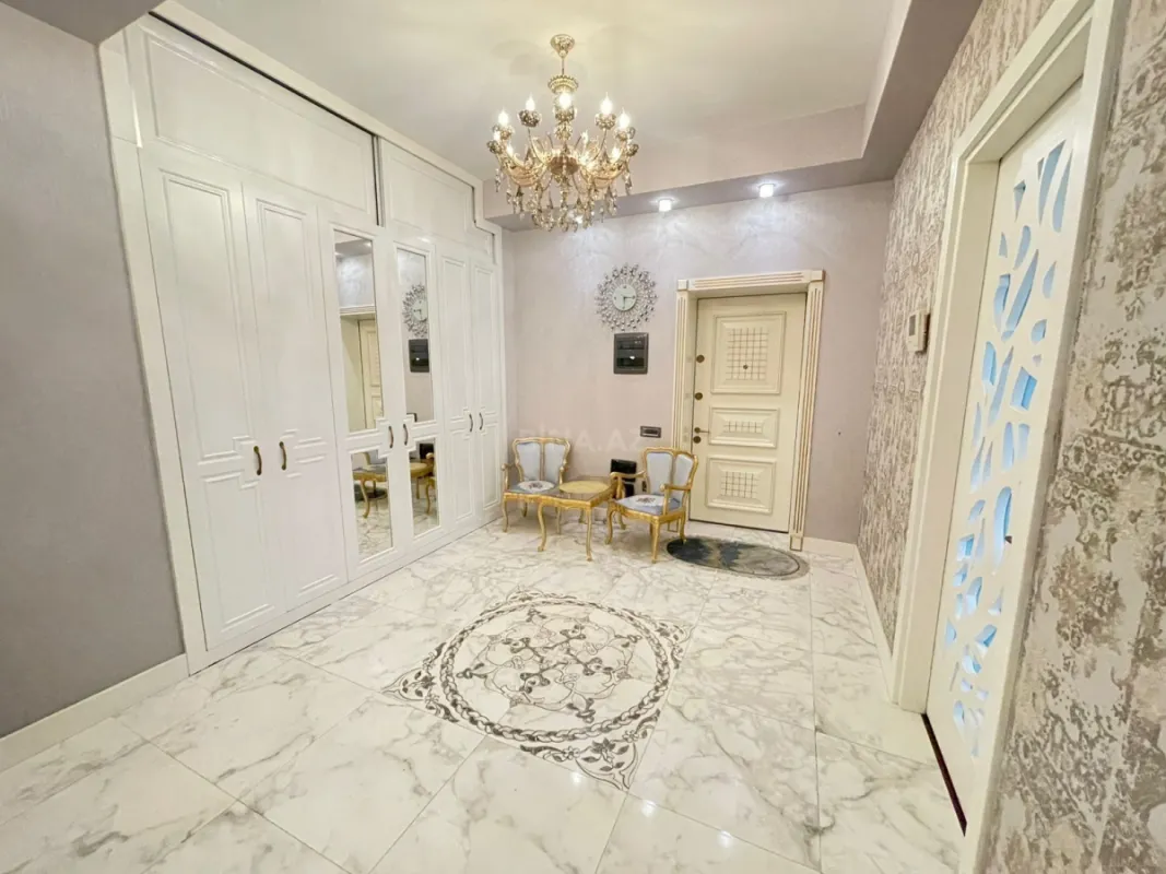 Satılır 4 otaqlı mənzil 240 m²