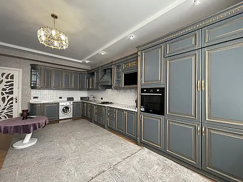 Satılır 4 otaqlı mənzil 240 m²