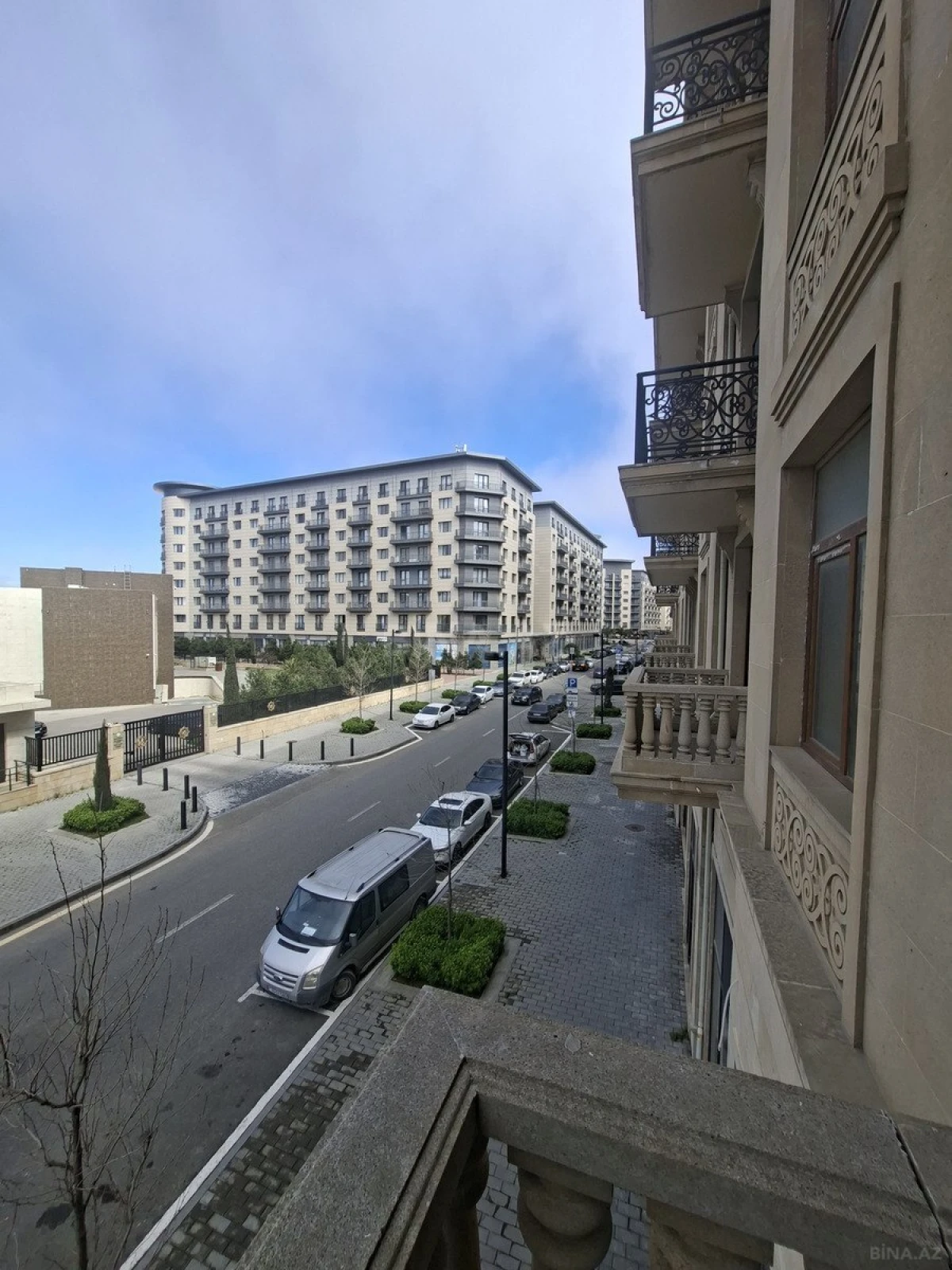 Satılır 4 otaqlı mənzil 140 m²