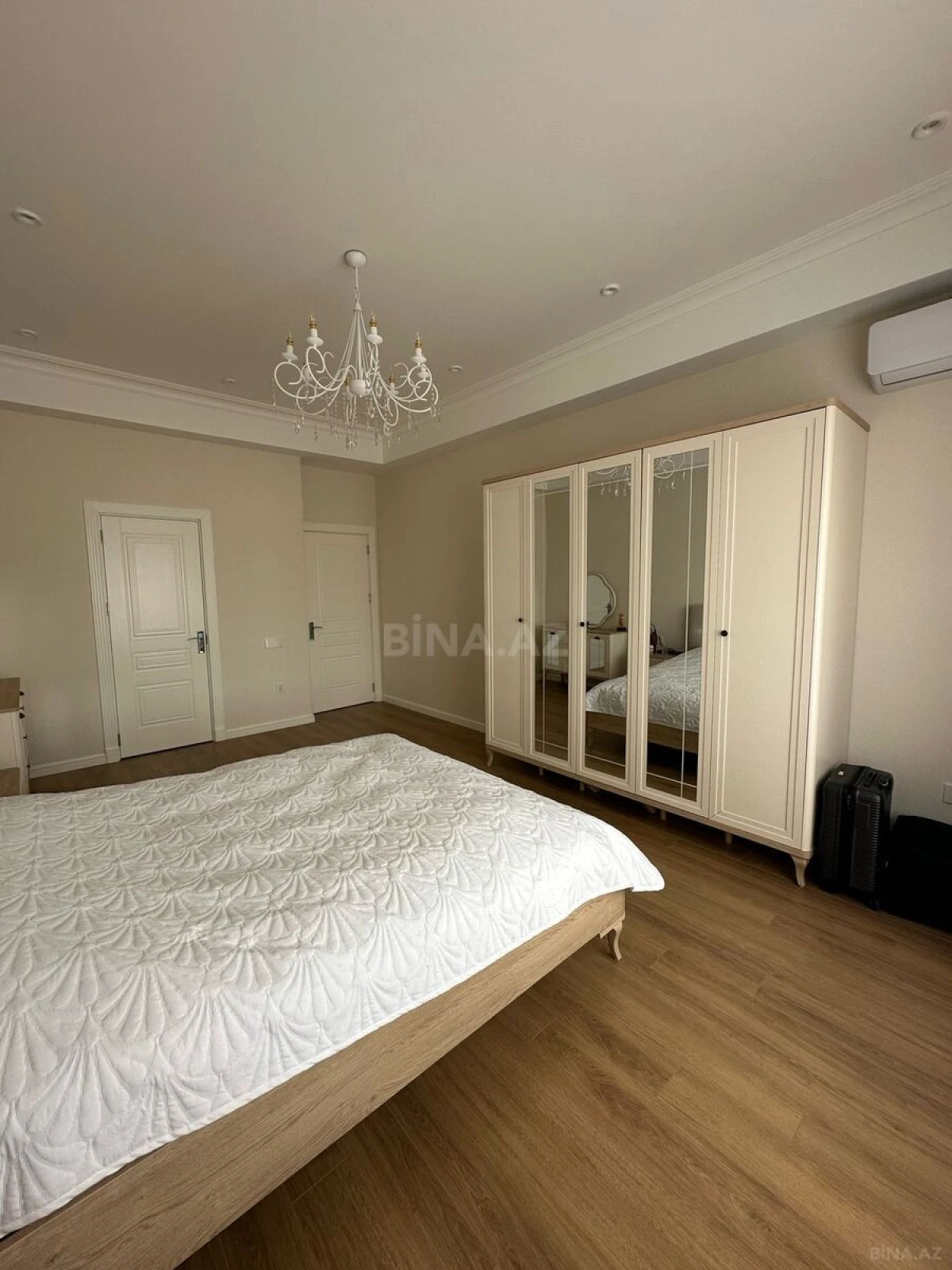 Kirayə verilir 3 otaqlı mənzil 130 m²