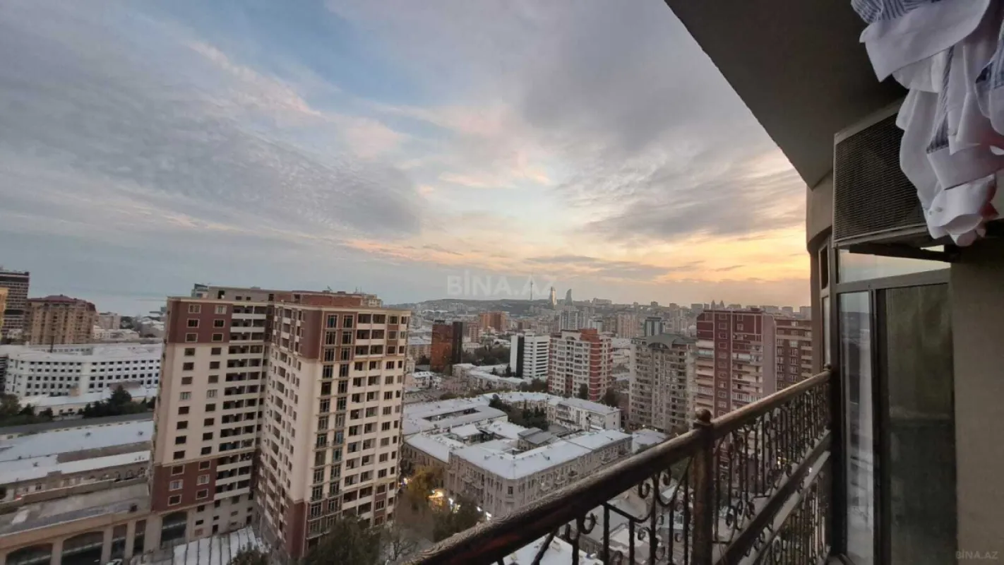 Satılır 3 otaqlı mənzil 133 m²