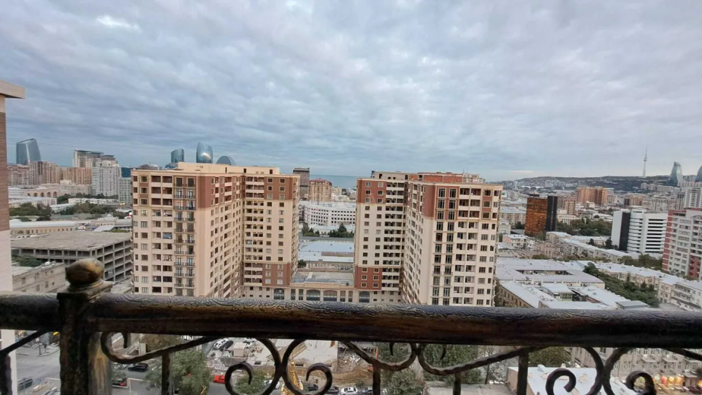 Satılır 3 otaqlı mənzil 133 m²
