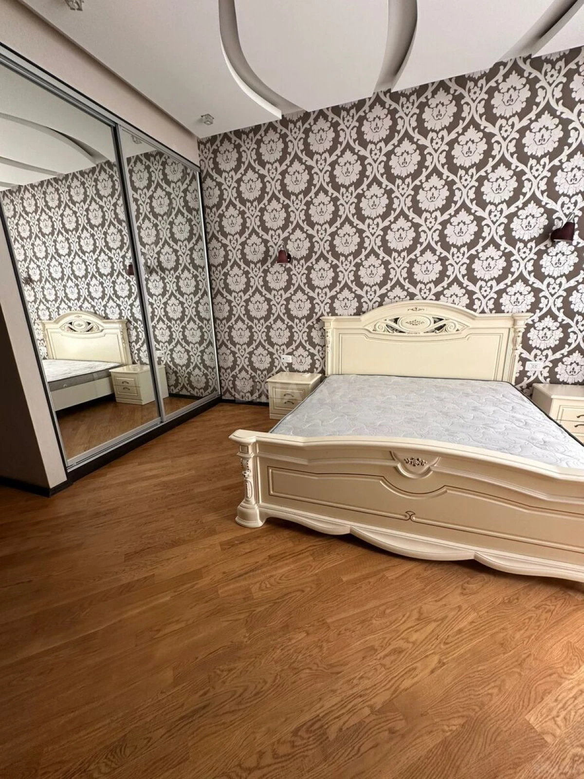 Kirayə verilir 4 otaqlı mənzil 150 m²