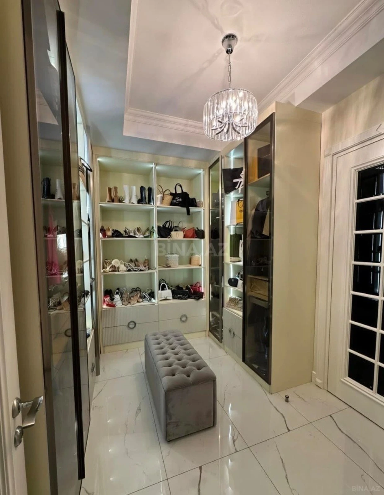 Satılır 5 otaqlı mənzil 297 m²