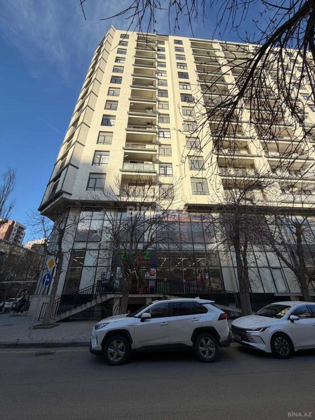 Satılır 4 otaqlı mənzil 196 m²