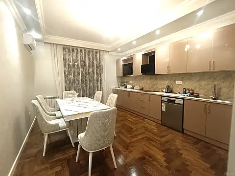 Kirayə verilir 2 otaqlı mənzil 90 m²