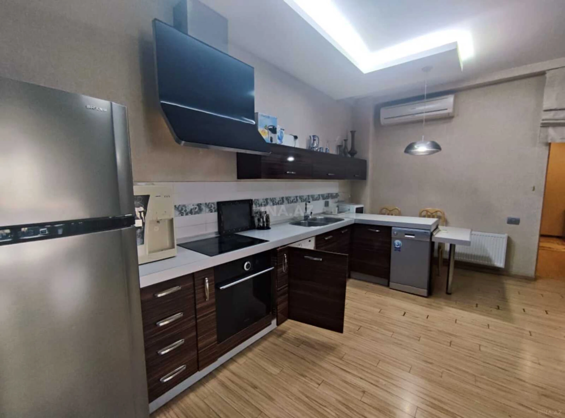 Satılır 4 otaqlı mənzil 140 m²