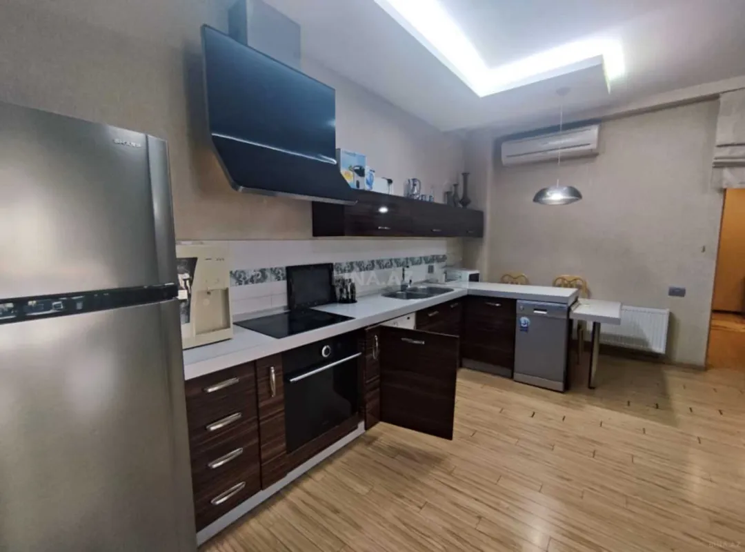 Satılır 4 otaqlı mənzil 140 m²