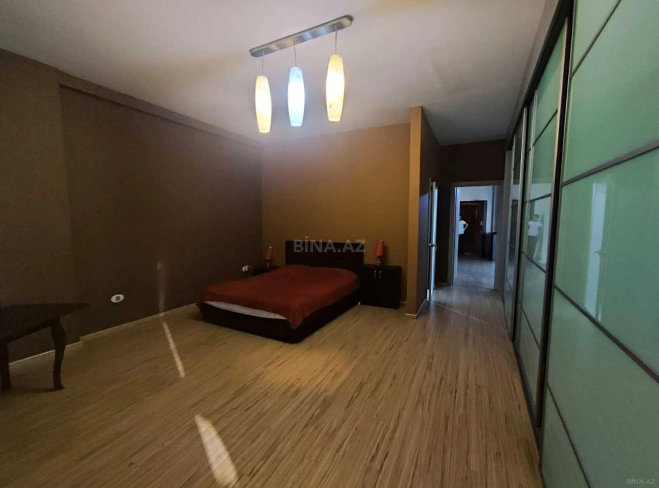 Satılır 4 otaqlı mənzil 140 m²