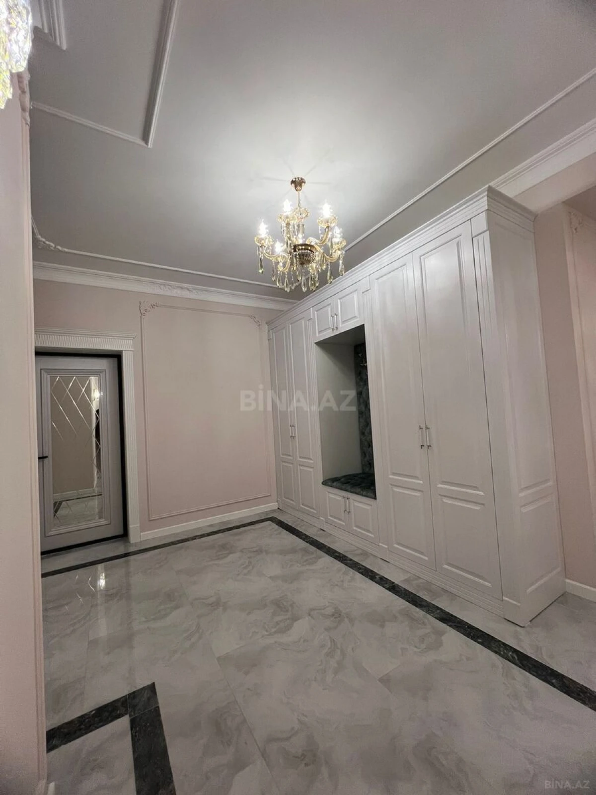 Satılır 4 otaqlı mənzil 128 m²