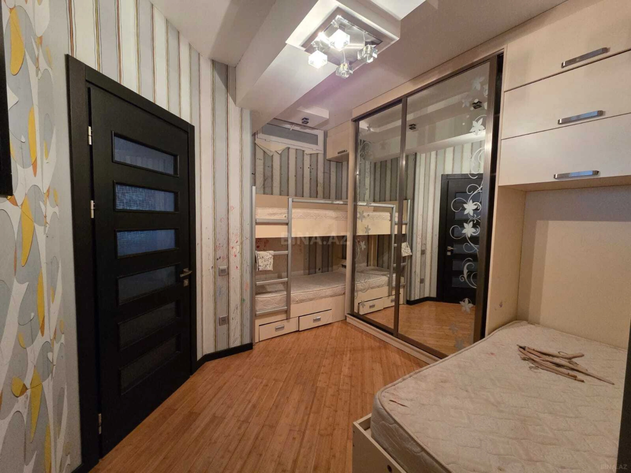 Satılır 3 otaqlı mənzil 93 m²