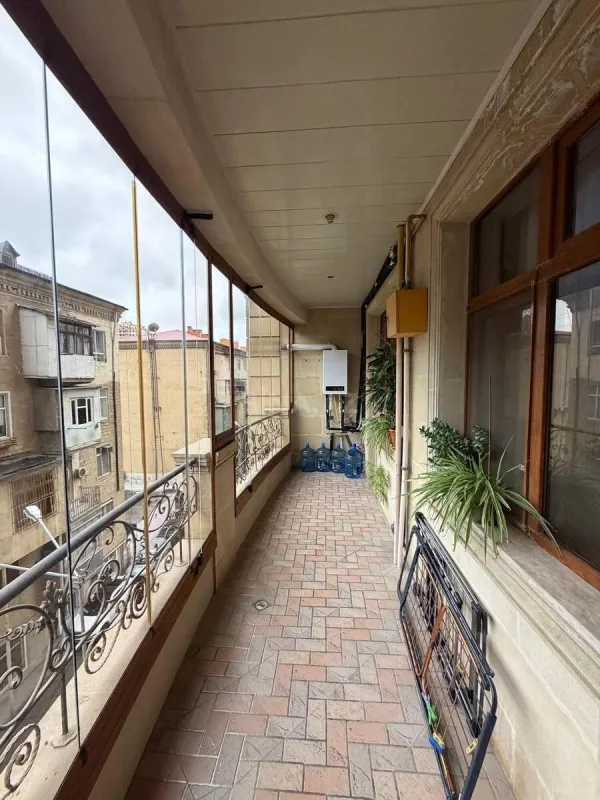 Satılır 5 otaqlı mənzil 214 m²