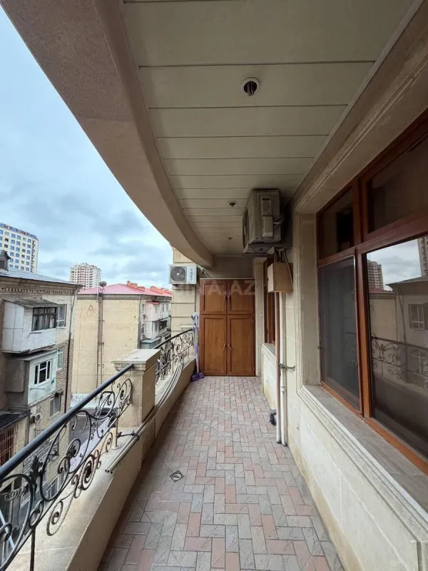 Satılır 5 otaqlı mənzil 214 m²