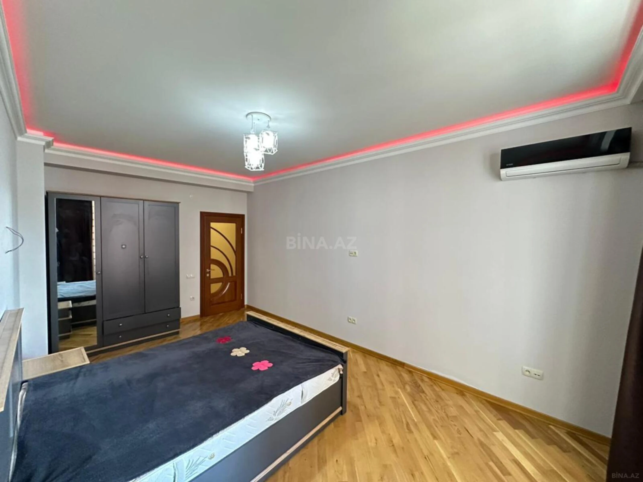 Satılır 3 otaqlı mənzil 156 m²