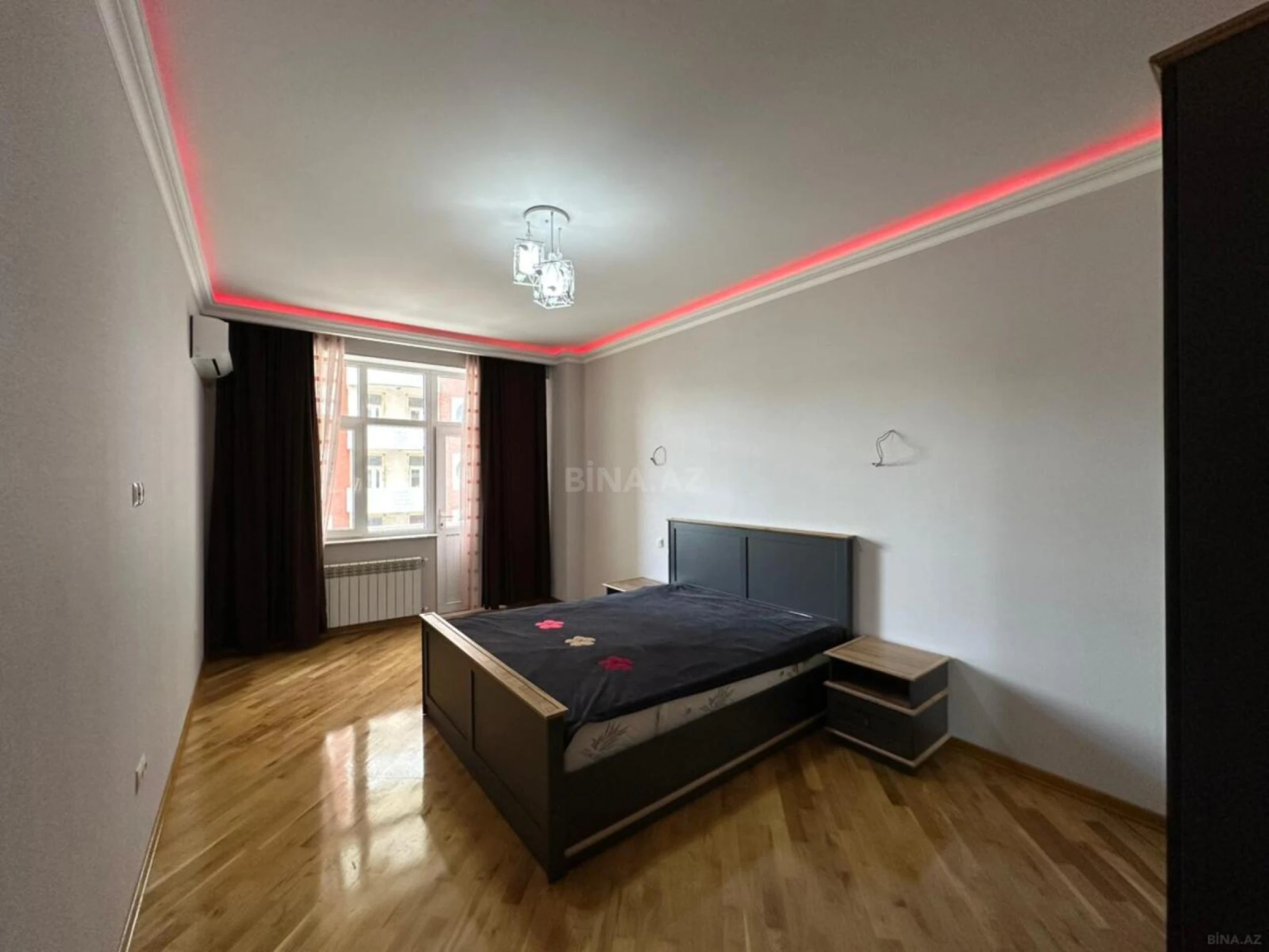 Satılır 3 otaqlı mənzil 156 m²
