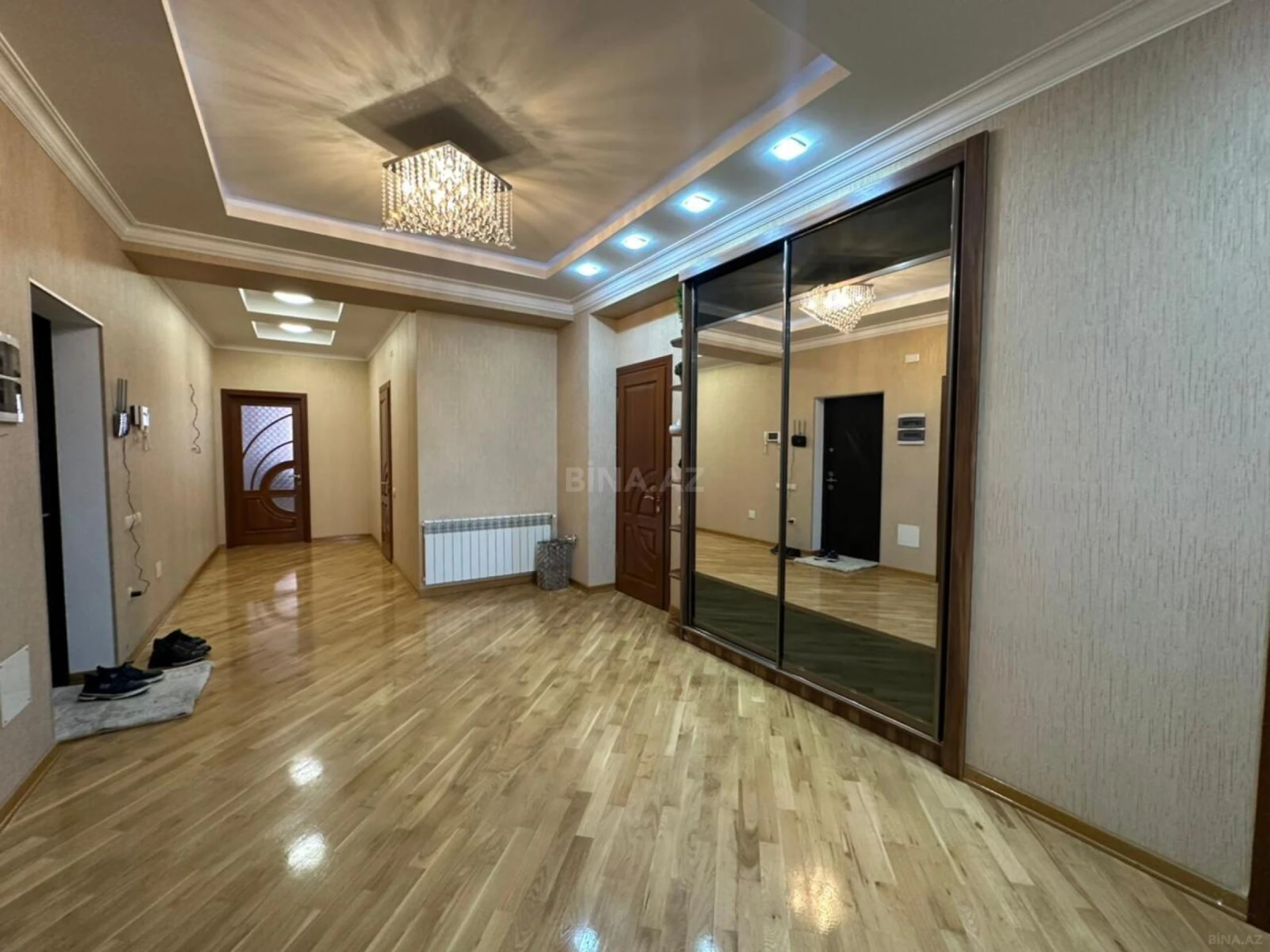 Satılır 3 otaqlı mənzil 156 m²