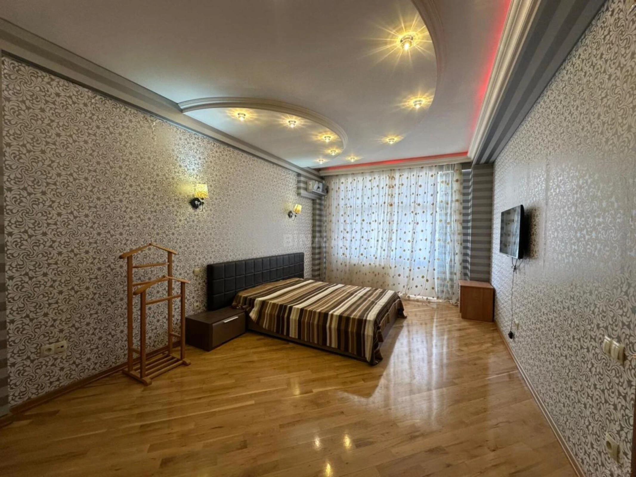 Satılır 3 otaqlı mənzil 156 m²