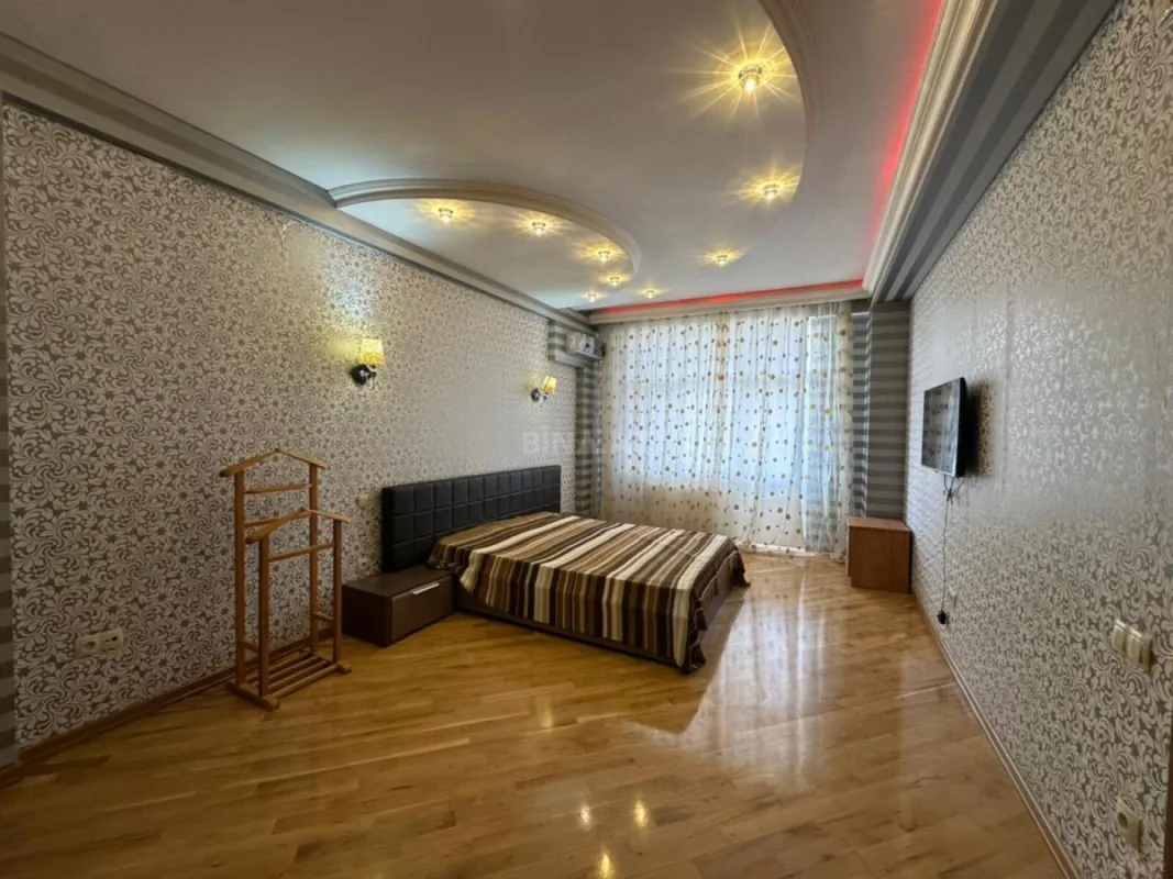 Satılır 3 otaqlı mənzil 156 m²