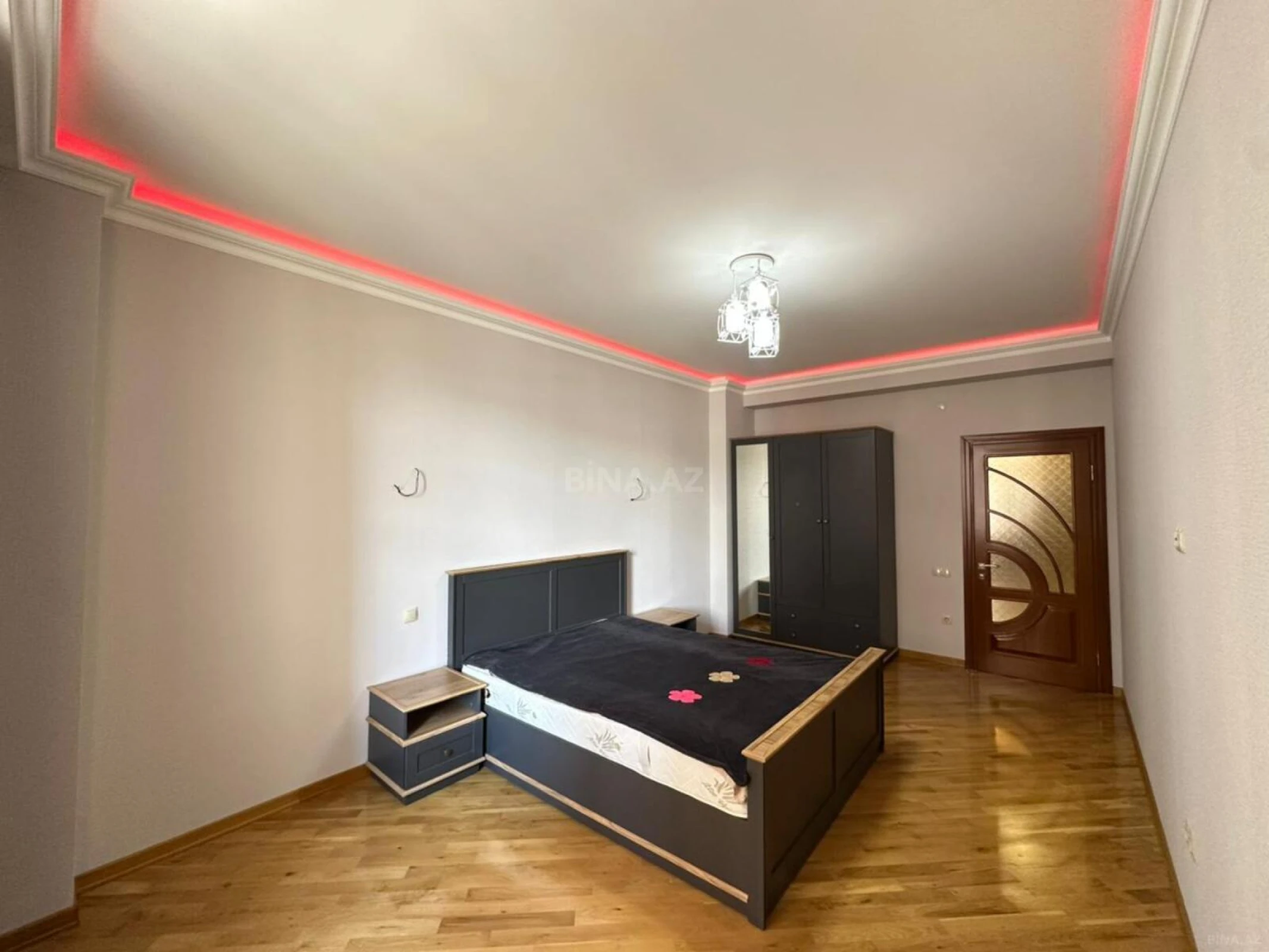 Satılır 3 otaqlı mənzil 156 m²