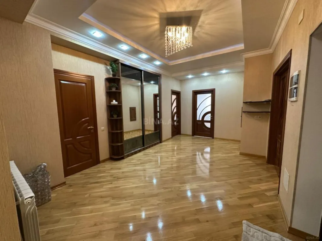 Satılır 3 otaqlı mənzil 156 m²