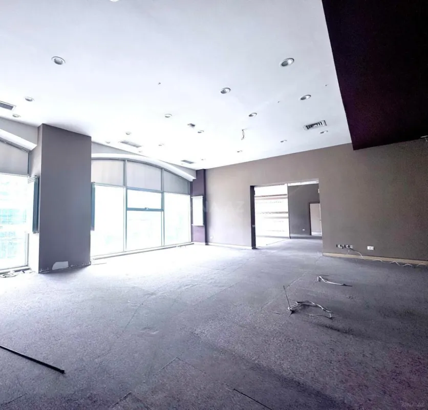 Kirayə verilir 20 otaqlı ofis 1400 m²