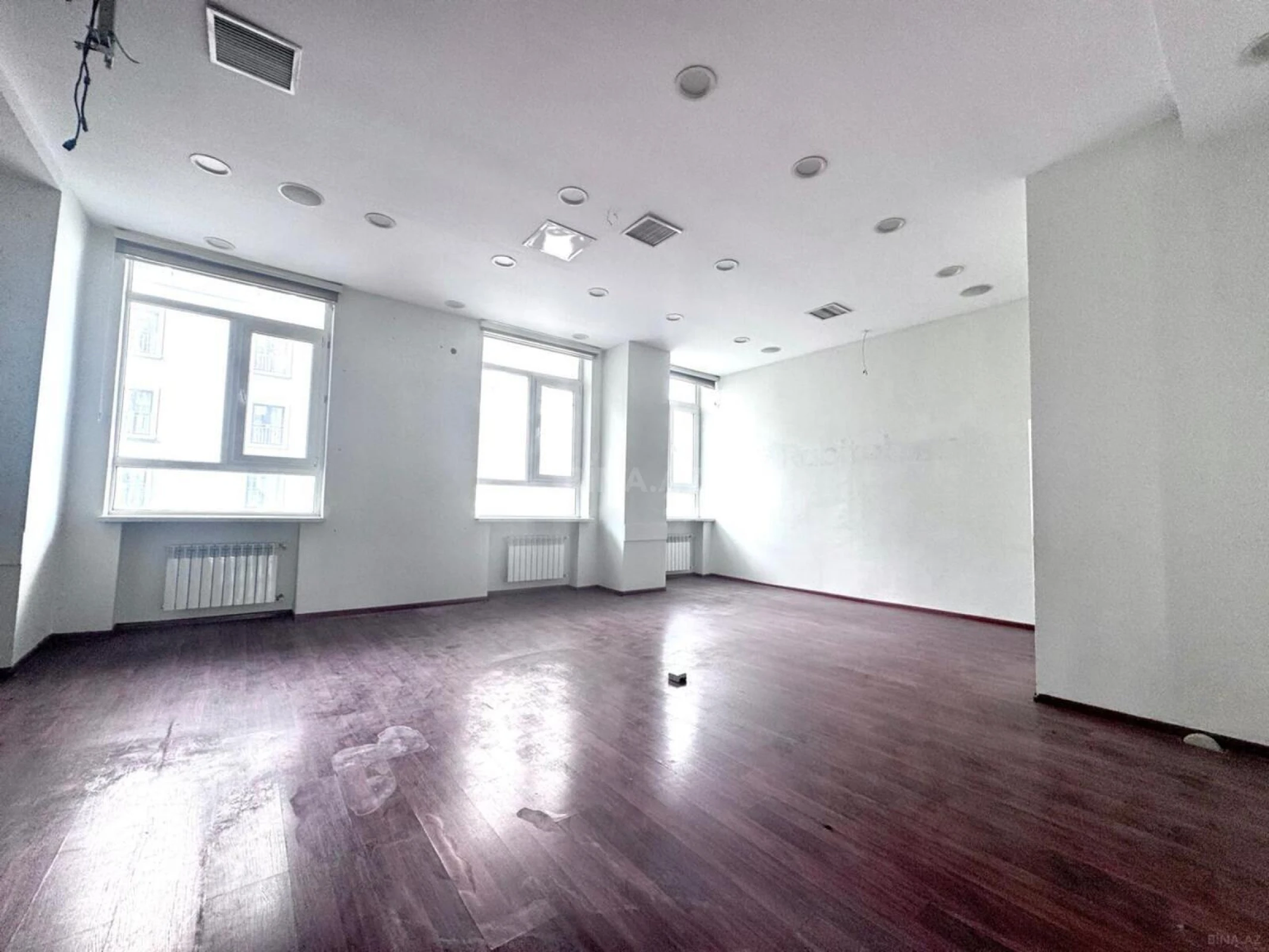 Kirayə verilir 20 otaqlı ofis 1400 m²