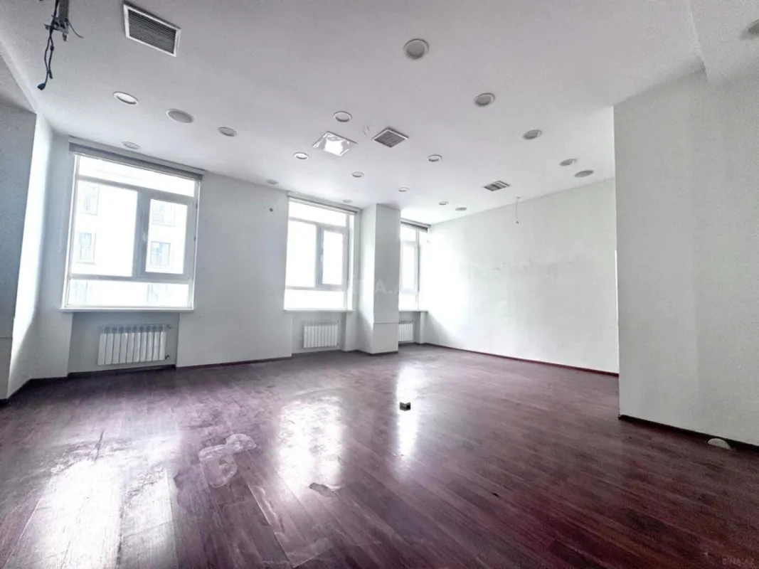 Kirayə verilir 20 otaqlı ofis 1400 m²