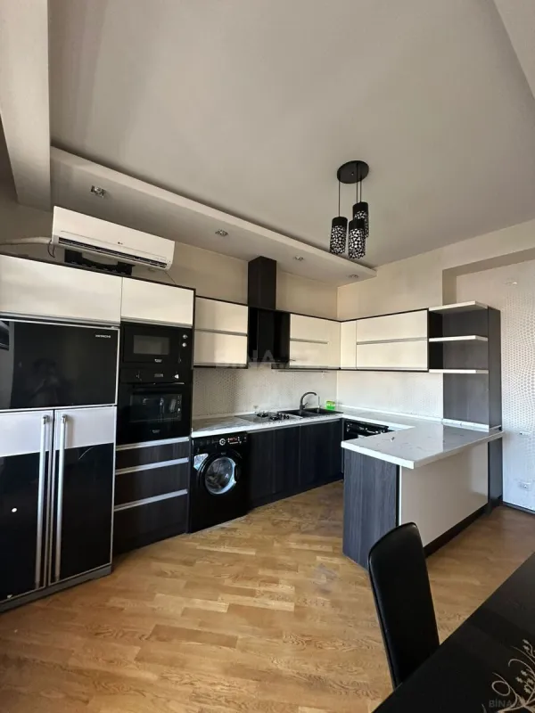 Kirayə verilir 4 otaqlı mənzil 200 m²