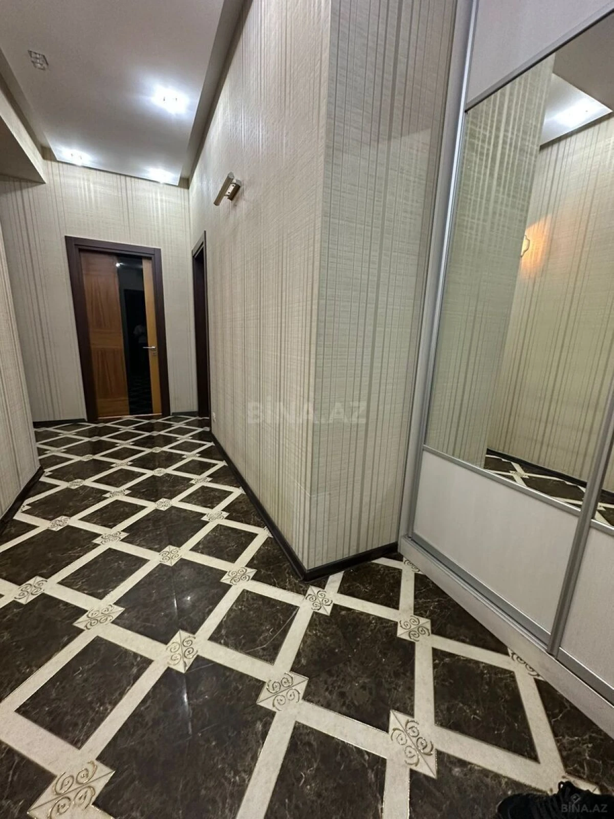 Kirayə verilir 4 otaqlı mənzil 200 m²