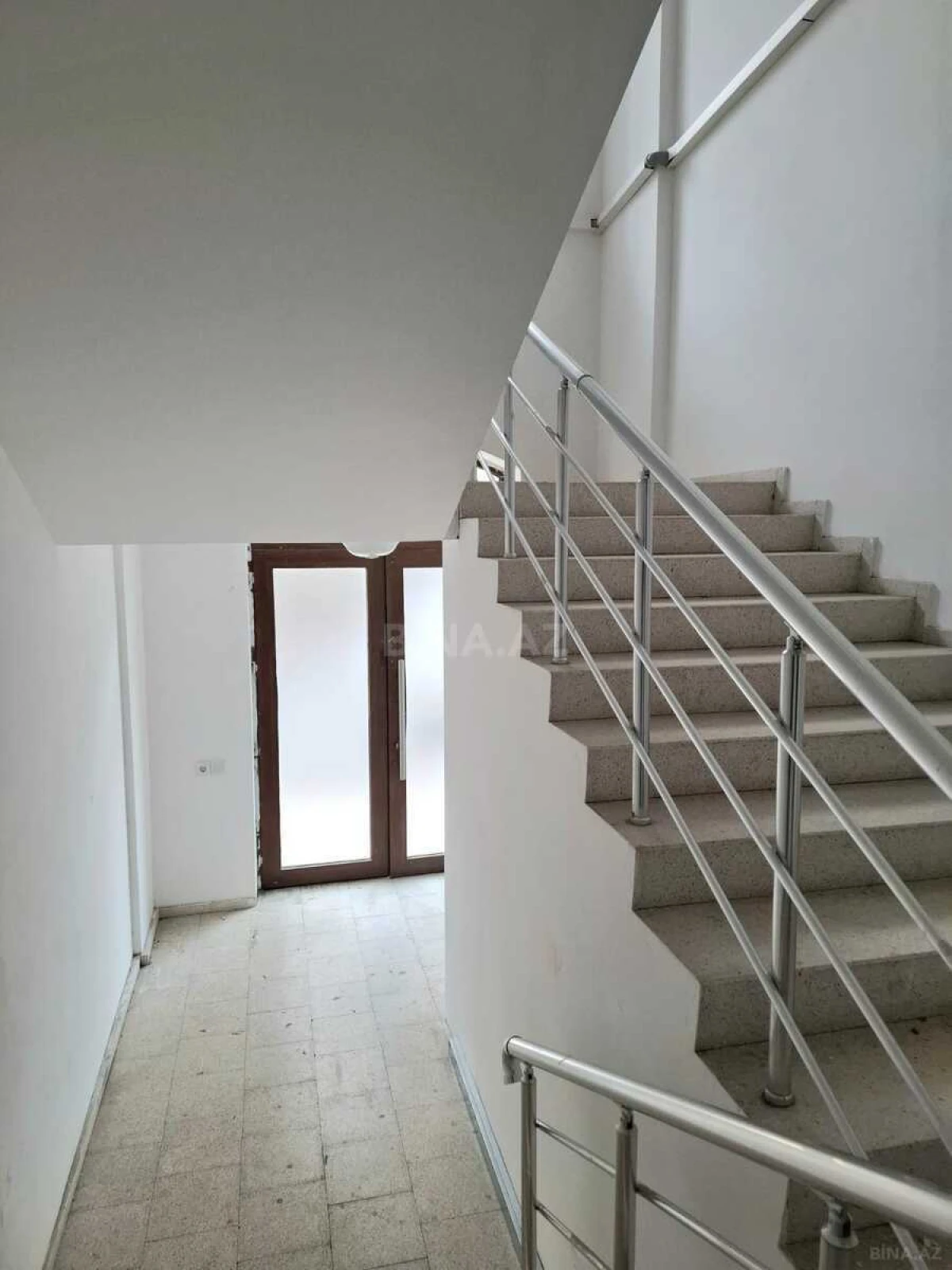 Kirayə verilir 8 otaqlı ofis 280 m²