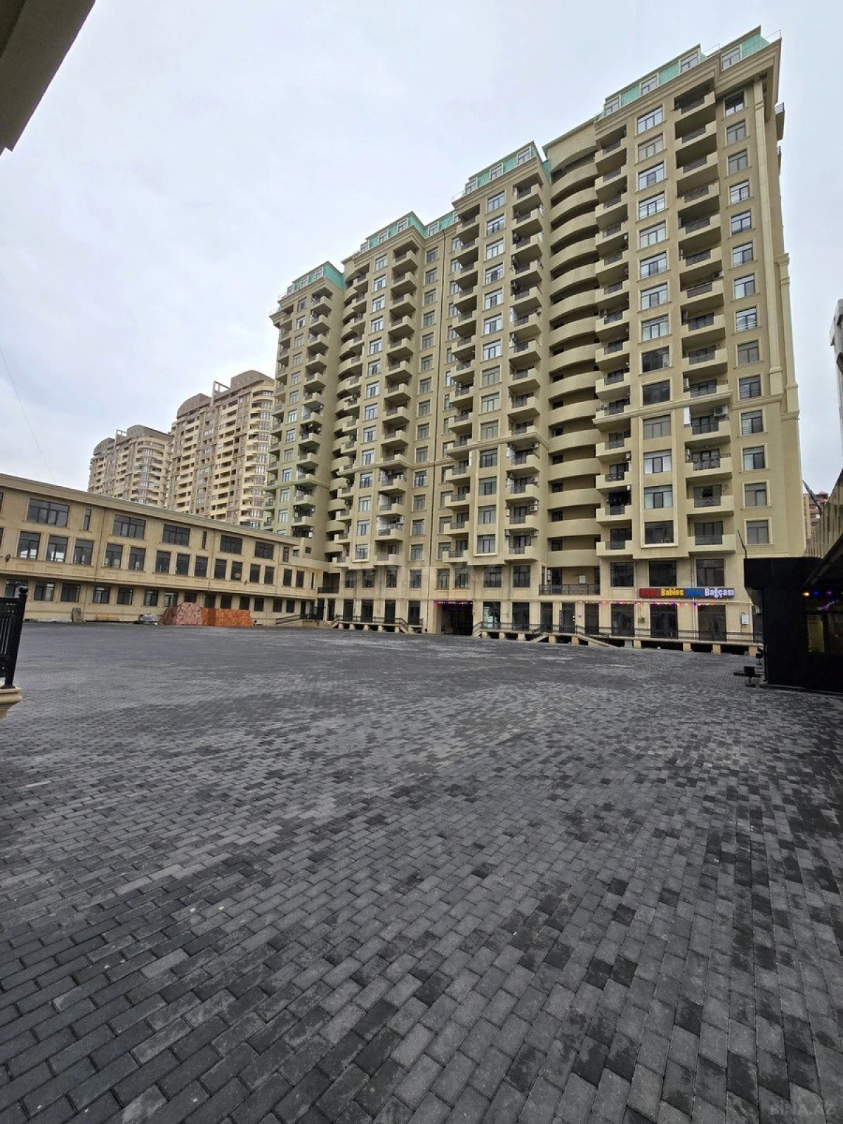 Satılır 3 otaqlı mənzil 121 m²