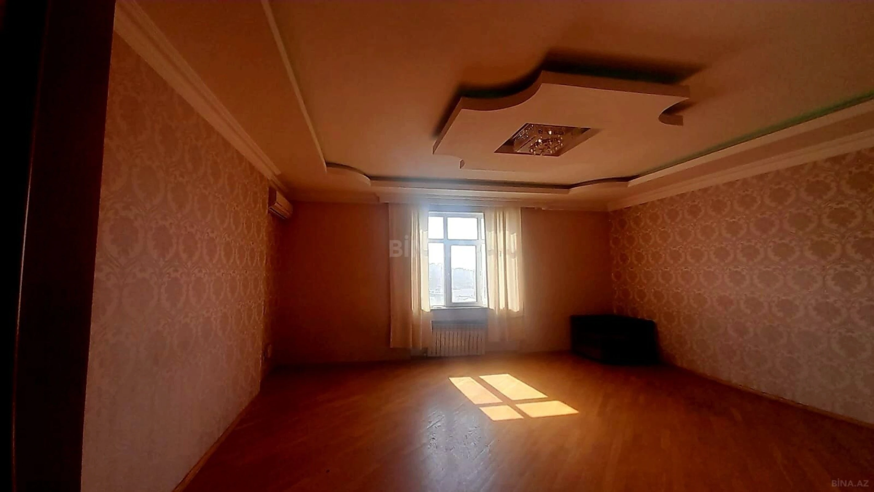 Satılır 3 otaqlı mənzil 135 m²