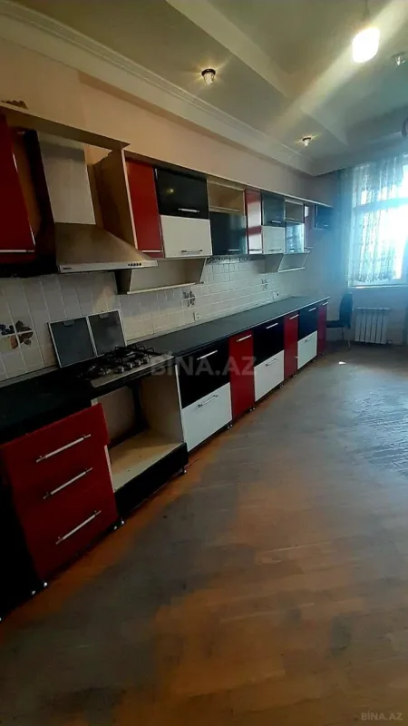 Satılır 3 otaqlı mənzil 135 m²