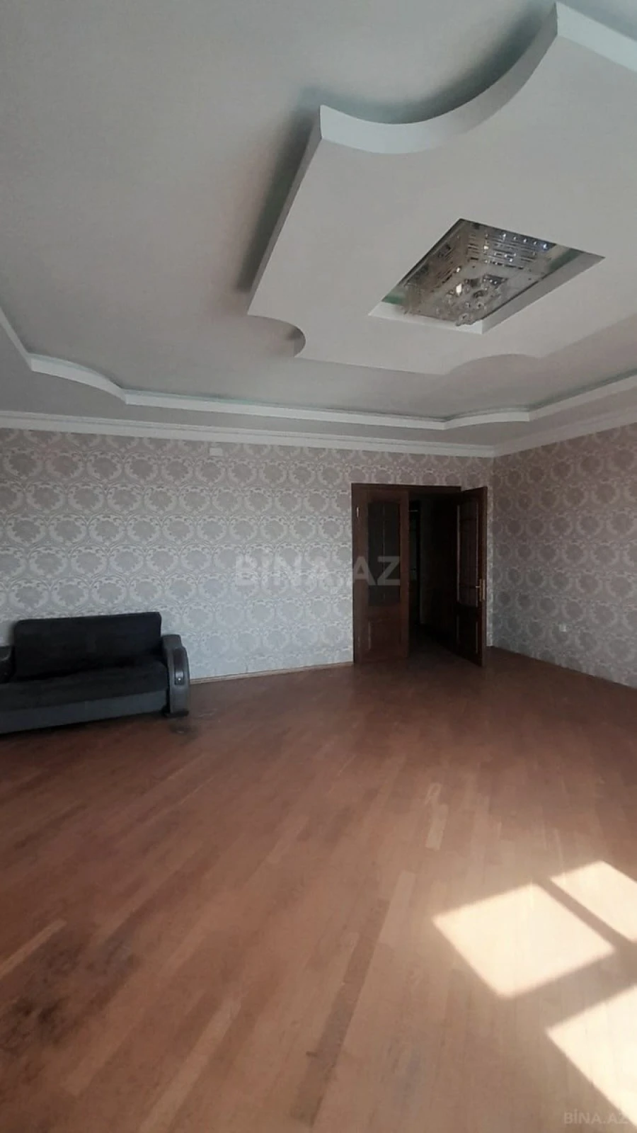 Satılır 3 otaqlı mənzil 135 m²
