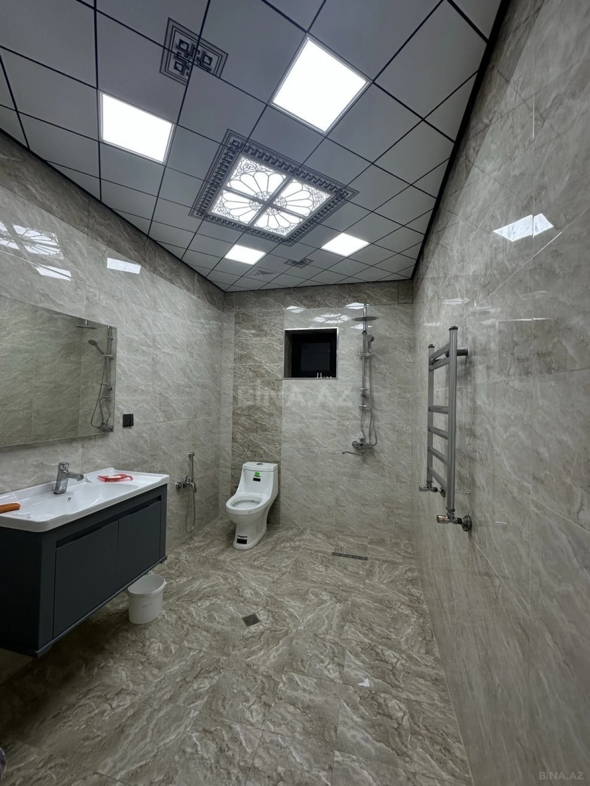 Satılır 5 otaqlı həyət evi 240 m²