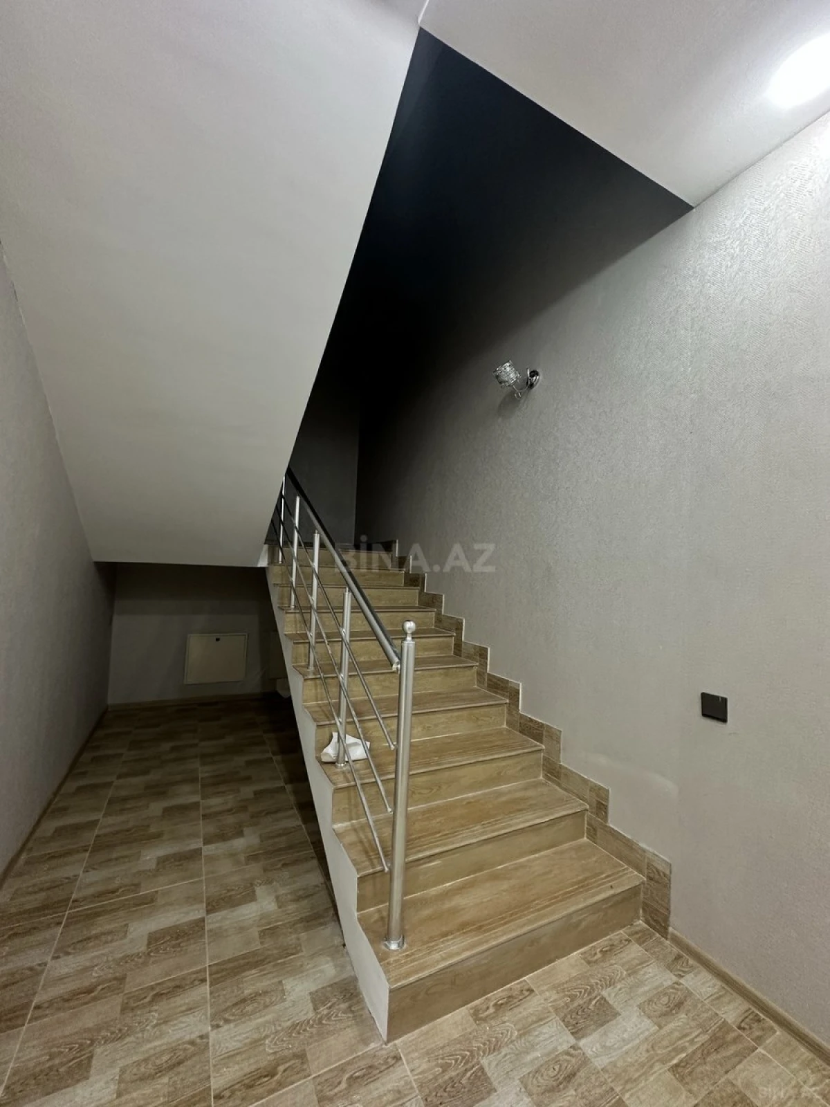 Satılır 5 otaqlı həyət evi 240 m²