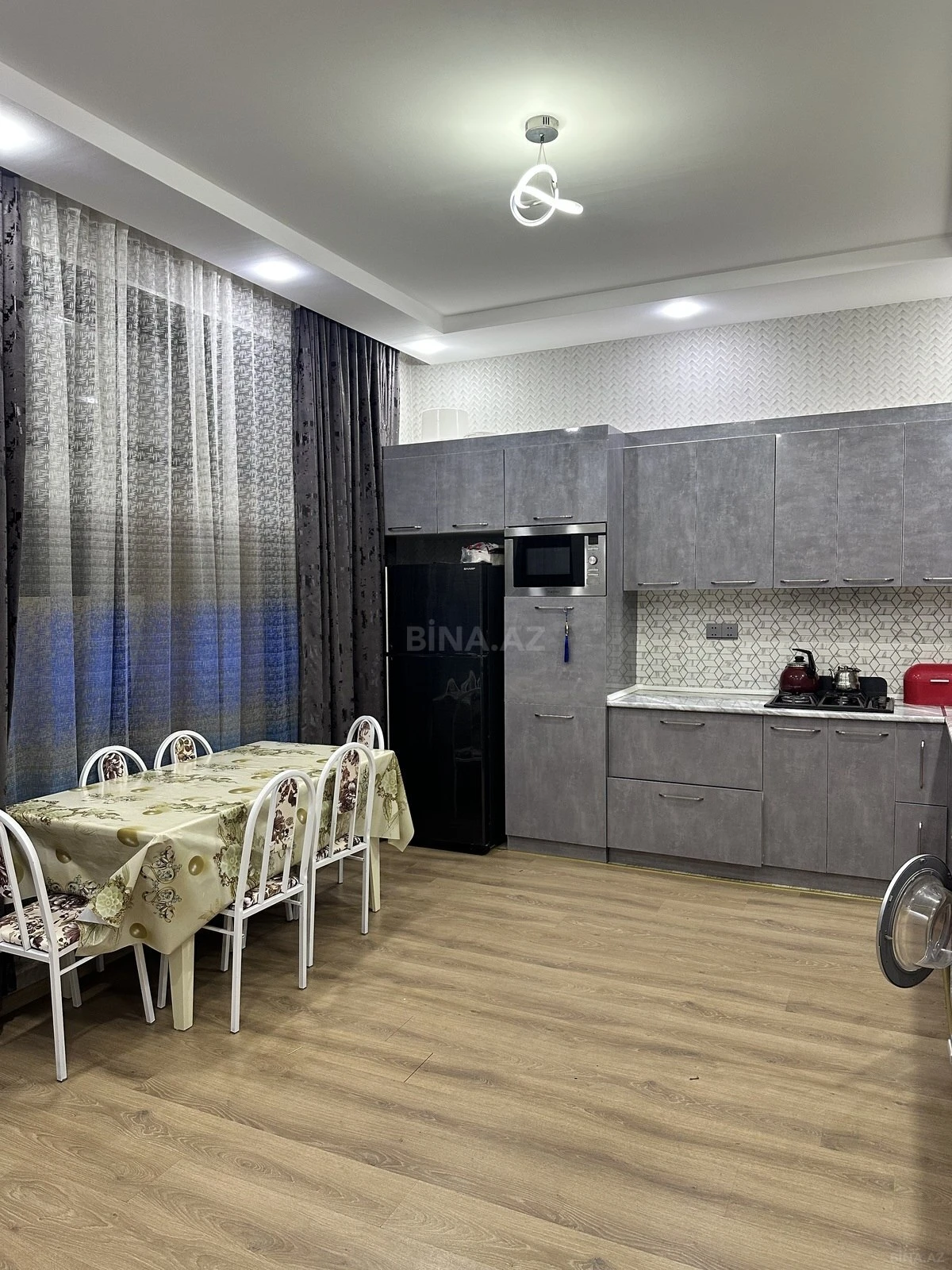 Satılır 5 otaqlı həyət evi 240 m²