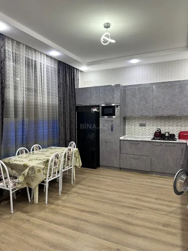 Satılır 5 otaqlı həyət evi 240 m²