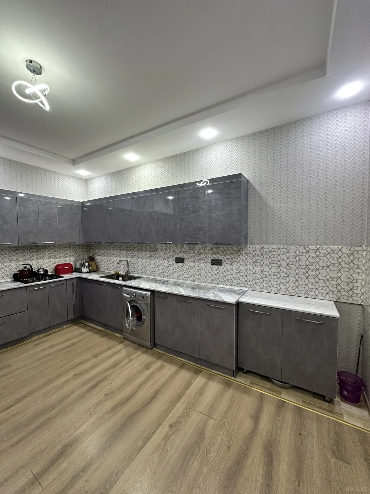Satılır 5 otaqlı həyət evi 240 m²