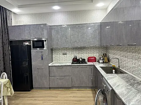 Satılır 5 otaqlı həyət evi 240 m²