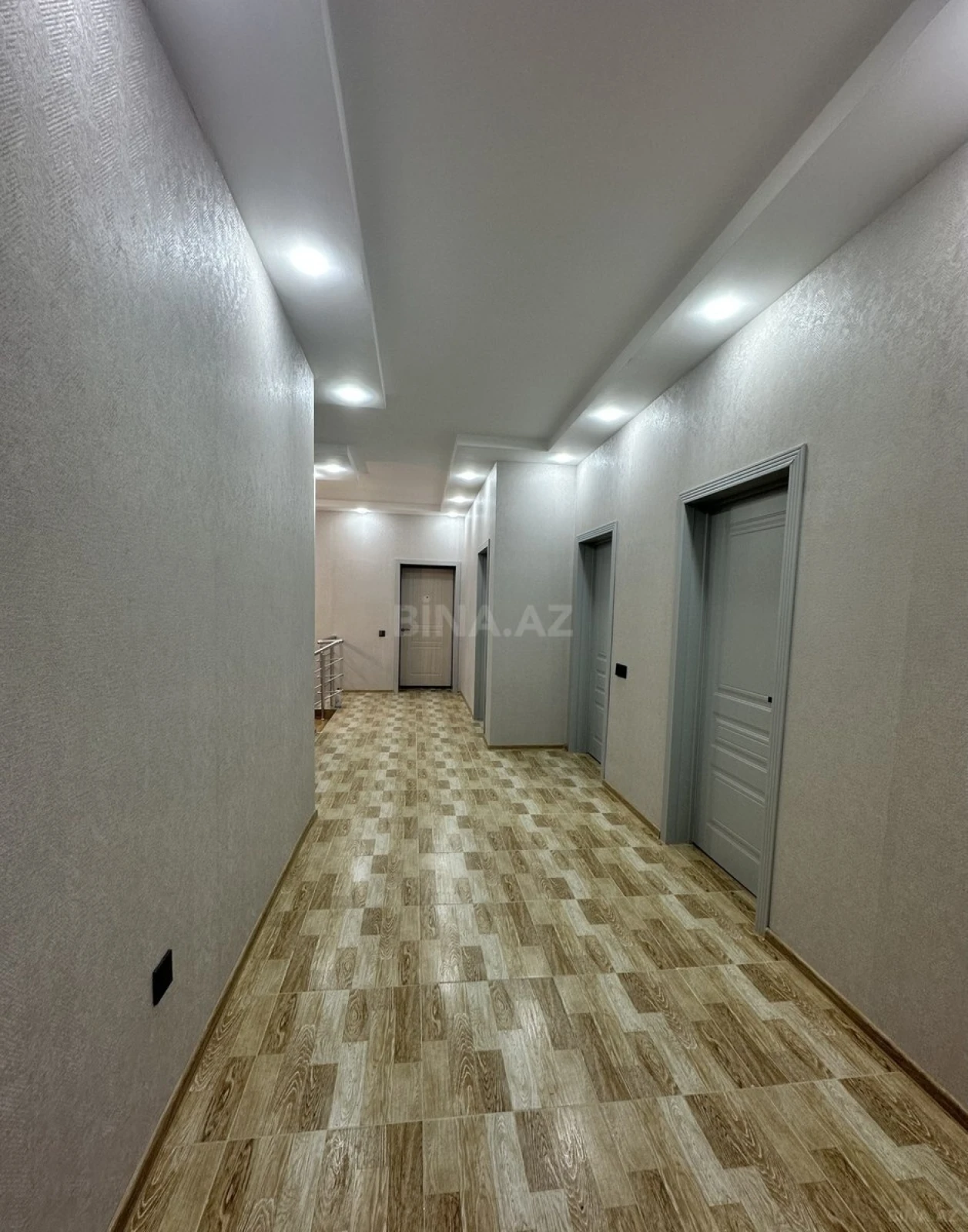 Satılır 5 otaqlı həyət evi 240 m²