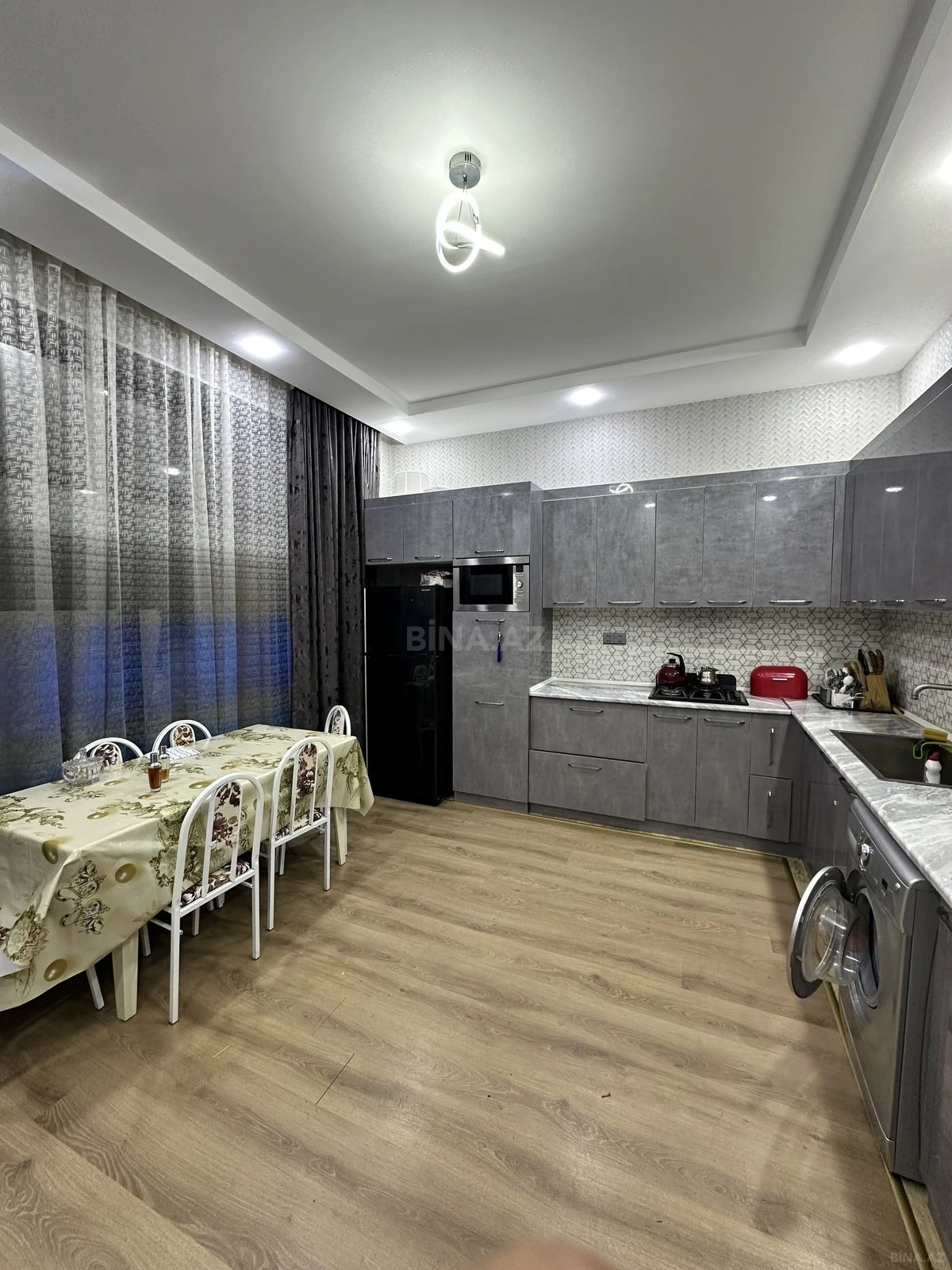 Satılır 5 otaqlı həyət evi 240 m²