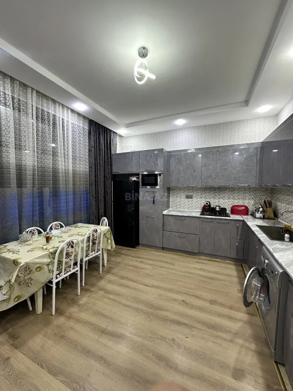Satılır 5 otaqlı həyət evi 240 m²