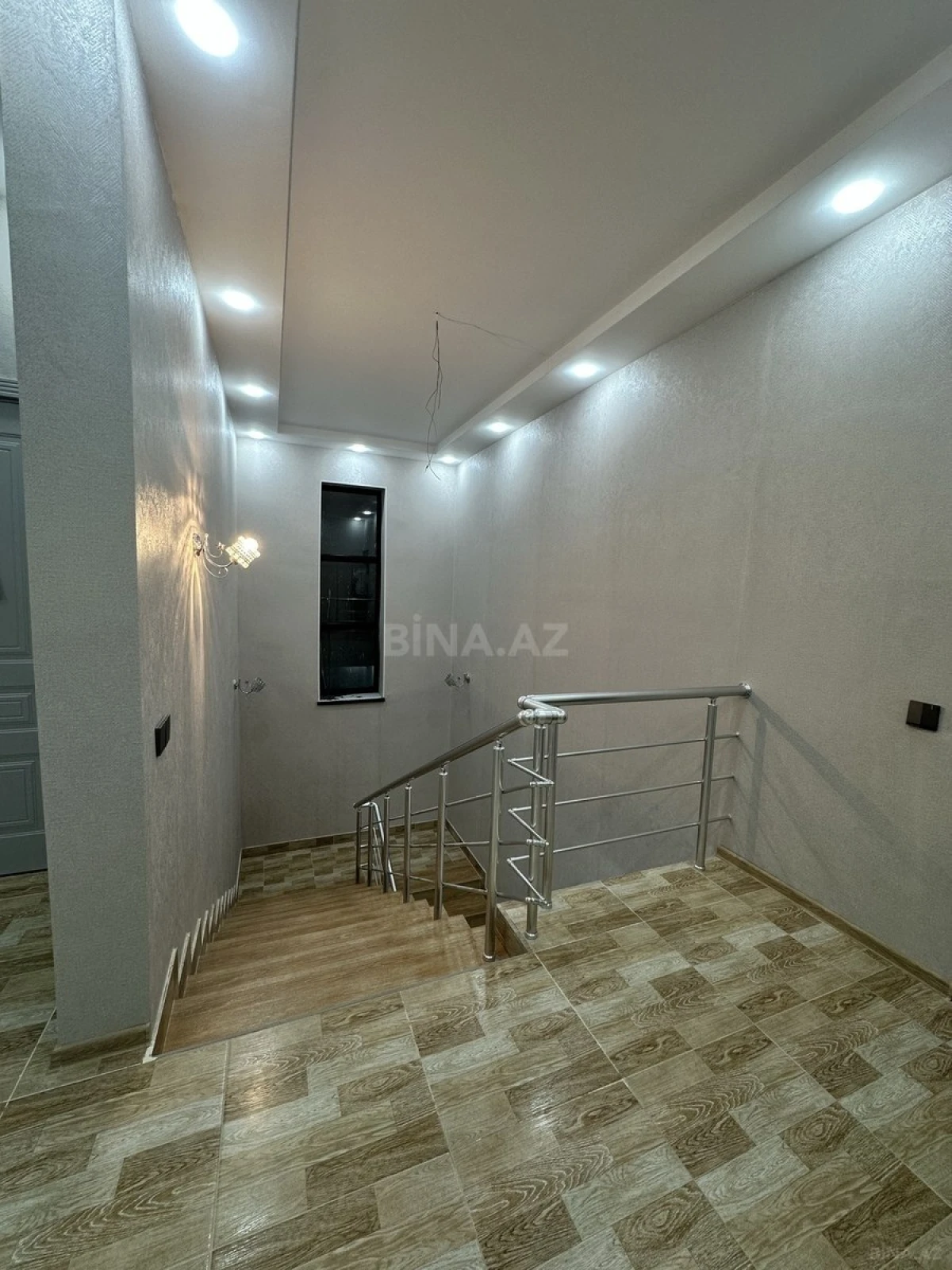 Satılır 5 otaqlı həyət evi 240 m²