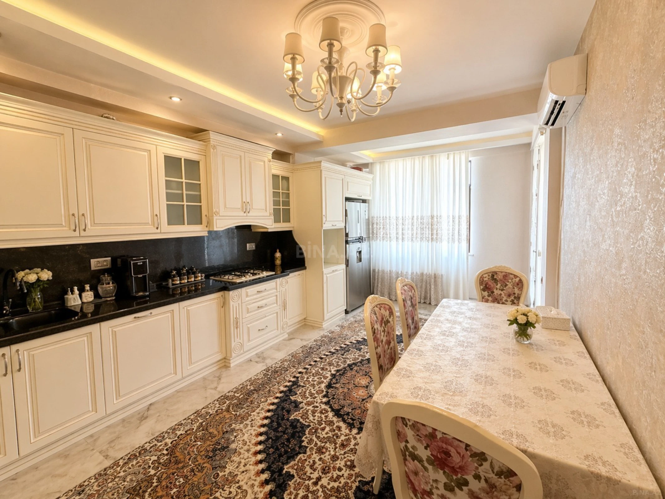 Satılır 4 otaqlı mənzil 173 m²