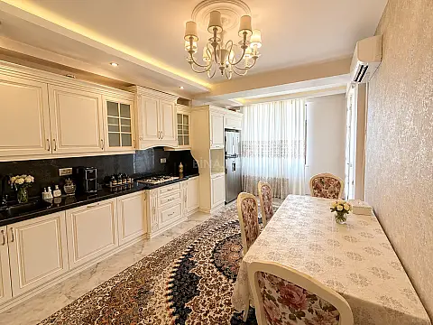 Satılır 4 otaqlı mənzil 173 m²